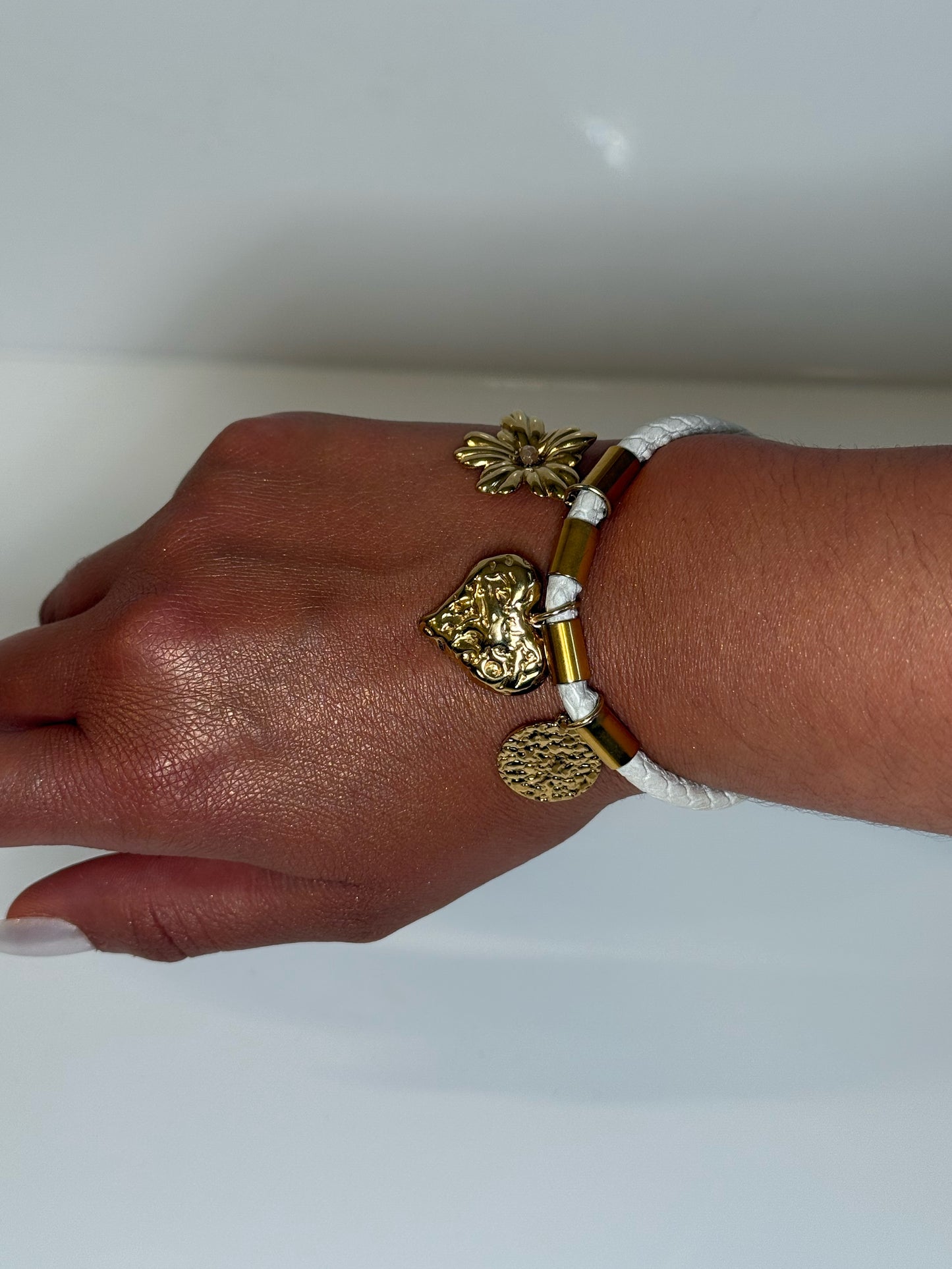 Bracelet blanc breloque